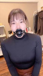 マウスギャグ 今回はちょっと前に没ネタとして<br>ツイッターに上げましたマウスギャグの動画を撮ってみました！<br><br>唇お化けみたいな感じになっちゃうギャグですねｗｗ<br><br>ギャグと言っても、普通に喋れますし、<br>元々は小顔のためのマウストレーニングのグッズみたいなのですが<br><br>ベルトをつけたものがアダルトグッズとして売っていましたｗｗ<br><br>ぶっちゃけフェチというより<br>面白ネタかなと私は思って前回没にしたのですが。<br>思いの他好評だったので今回動画にしてみました！<br><br>強いて言えば歯が丸見えになるので、<br>歯フェチさんには刺さるのかな？？<br><br>ちょっとしたお遊びであくまで実験的なんですけど、<br>この上からボールギャグを付けてみたりもしています。<br><br>今回はエリート会員様向けには４分55秒の動画となっております。<br>どうそお楽しみくださいー！先戴嘴唇口枷 再带口球，会员资源，福利出