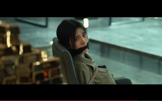 《金钱堡垒》KB勒嘴片段 美女的炸弹危机！这位一向被吐槽演技假，曾经因为演绑架戏咬化妆棉被吐槽。现在演技有没有些许进步？？