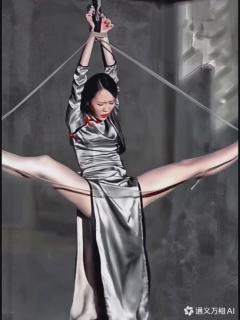 旗袍女子被吊绑着用力挣扎 AI按要求生成的人物造型和动态，通过视频展示女子被限制时，扭动柔美的身体，蠕动柔软的躯干，发出无助的呻吟