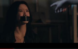 国产剧kb片段 炽夏：小美女被混混绑架了，混混拿她要挟男主跪下 小美女又被绑架了，身边还泼了汽油，急的她呜呜直叫