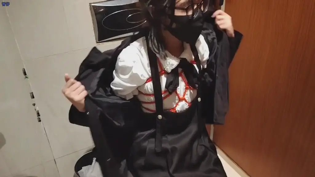 伪拘在商城的厕所里尝试驷马自缚 又是一次伪拘逛街的经历，在外面骑车找了好久才找到一个商城，36度的天气披个外套真的好热，上下楼都找了半天才找到这一个干净点的厕所，感觉下次伪拘得找点别的隐秘的地方拍了。这次也是很刺激，隔壁和门外几乎一直有人，空间又小，捆得也结实动都动不了，谁会想到边上就有一个在自缚时刻都想发情的小杂鱼呢~<br><br><span style='color:#b0b0b0;'>[隐藏文字，购买后可见]</span>