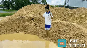 中式校服踩泥 前段时间台风入境，创造出了一个观感尚可的泥潭，由于怕泥潭消失，所以赶紧拉着模特来拍视频了，服装用的也是模特自己的服装。
