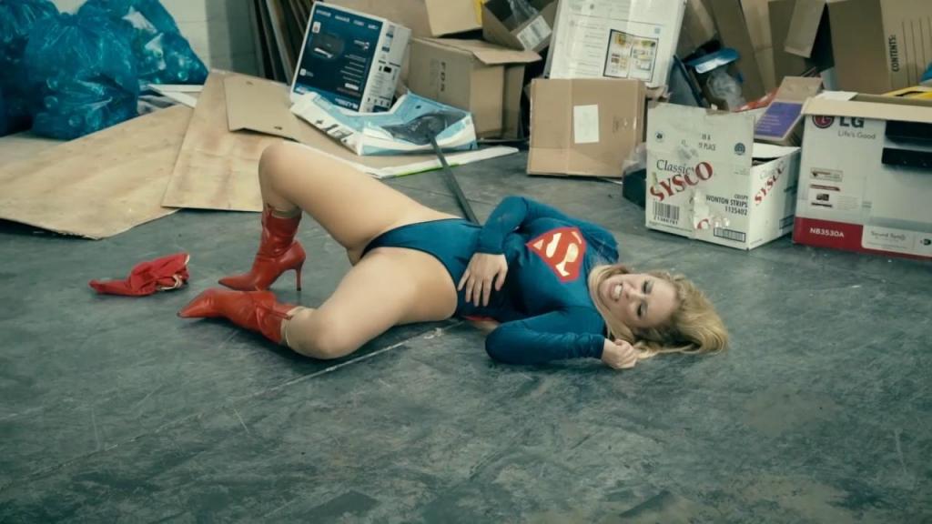 Rapture | Unexpected Advantage Supergirl went to the crime scene to capture the villain, but was instead weakened by the villain using Kryptonite. After losing her powers, the superheroine was humiliated by the villain.<br>女超人前往犯罪地点抓捕反派，却被反派使用氪石进行虚弱，失去力量后这位超级女英雄被反派羞辱