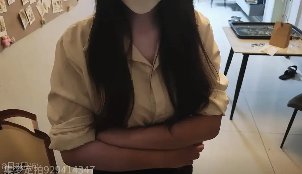 定拍《租房绑架》 内容介绍女孩穿着职业装和凉拖鞋在家玩手机，这时手机来了个电话，她接通后说道“对”停顿两秒“是的”停顿一下“我的门牌号是。。。。。。”画面一转，敲门声响起，她从桌上拿了个口罩，起身去开门。男人进门，手里拿着一个布袋男人进门后，她说:“您好，刚才是您给我打的电话吗？”男人“是的，我先来看看房子”她“好的先生，您跟我来”接着她带着男人在房间里假装转了转，偶尔给对方介绍一下房子的优点，在房间内，趁她不注意，男人将床上的她的一条丝袜团起来塞进兜里画面一转，两人回到客厅，男人点了点头，说道“房子不错，就是价格有点高”她“先生，你看看这房的格局和所在位置，我要不是马上出国，这价位我真不想卖”两人说着话回到沙发坐下，，似乎二人在讲价。画面恢复正常，她放下笔，将纸递到男人面前，说道“合同我已经改好了，您看看有什么疑义，没问题的话，咱们就去打印签字后过户”男人假装扫了两眼，随便指了一个地方让她看，“这里好像有点问题，你先看一下”接着问了一下“介意我去下洗手间吗？”她点头表示不介意之后低头看着男人指的地方，男人走到她的身后，从兜里掏出一把刀，突然架到她的脖子上，她愣了一下，接着在男人的命令下举起双手呈投降状。男人逼迫她站起来，刀从脖子处挪到后腰，接着命令她拿起自己带来的包来到椅子处，让她坐到椅子上，自己打开包，掏出一条丝质眼罩戴上，接着脱下自己的口罩，接过男人递过来的丝袜，自己塞入口中，接着双手后背，男人从包里掏出麻绳，将她的上身绑成直臂缚上身固定在椅子上，接着蹲下身，将她的双腿的大小腿，膝盖，脚踝并拢绑在一起，捆绑完毕，脚踝后扳，与手腕绳连接在一起。之后男人对她进行了摸身，挠脚，闻头发之类的猥琐男的行为。男人玩弄了一会儿，男人起身，去翻找财务，独留她在椅子上挣扎。画面一转，男人从沙发上由躺改为坐起，手里还拿着个遥控器，来到房间，先打开遥控开关，只听到角落里传来呜呜叫声，镜头随男人前进，来到笼前，笼内她上身日式，双腿并拢绑，腿上换上高跟鞋，丝质眼罩和口球，因为身上连着电击器而痛苦着，男人关了遥控，手由栅栏往里探去，她极力挣扎躲闪。结尾，男人打开笼门，将她放出，扶着她蹦跳来到茶几处，她极力反抗，被男人用皮鞭抽打几下后，趴在沙发上，被绑成驷马侧躺，面对男人，男人脱下她的一只高跟鞋，坐在沙发上看着电视，手在她身上游走、