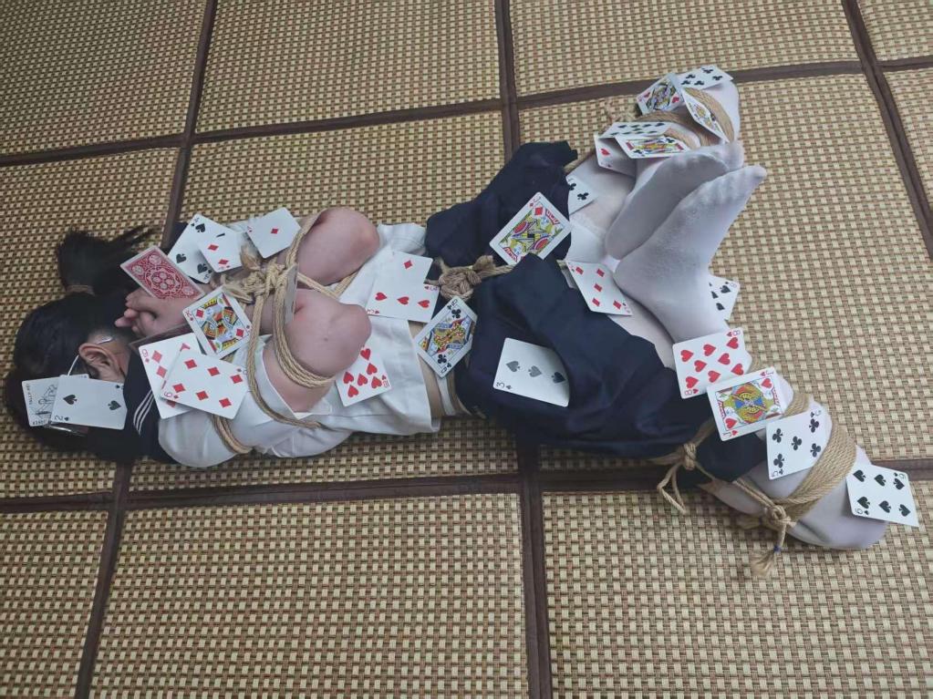 JK白丝女孩玩扑克遇到老千 一绳所爱定拍，模特喵喵。简介：女孩玩扑克游戏，不料遇到千术老手，被绑了个结结实实。绑的如此紧密的情况下还能反败为胜吗。JK、水手服、白丝、后手观音、股绳、M腿、折腿缚。网站上传有大小限制，原片1小时05秒，原片请网盘下载。<span style='color:#b0b0b0;'>[隐藏文字，购买后可见]</span>