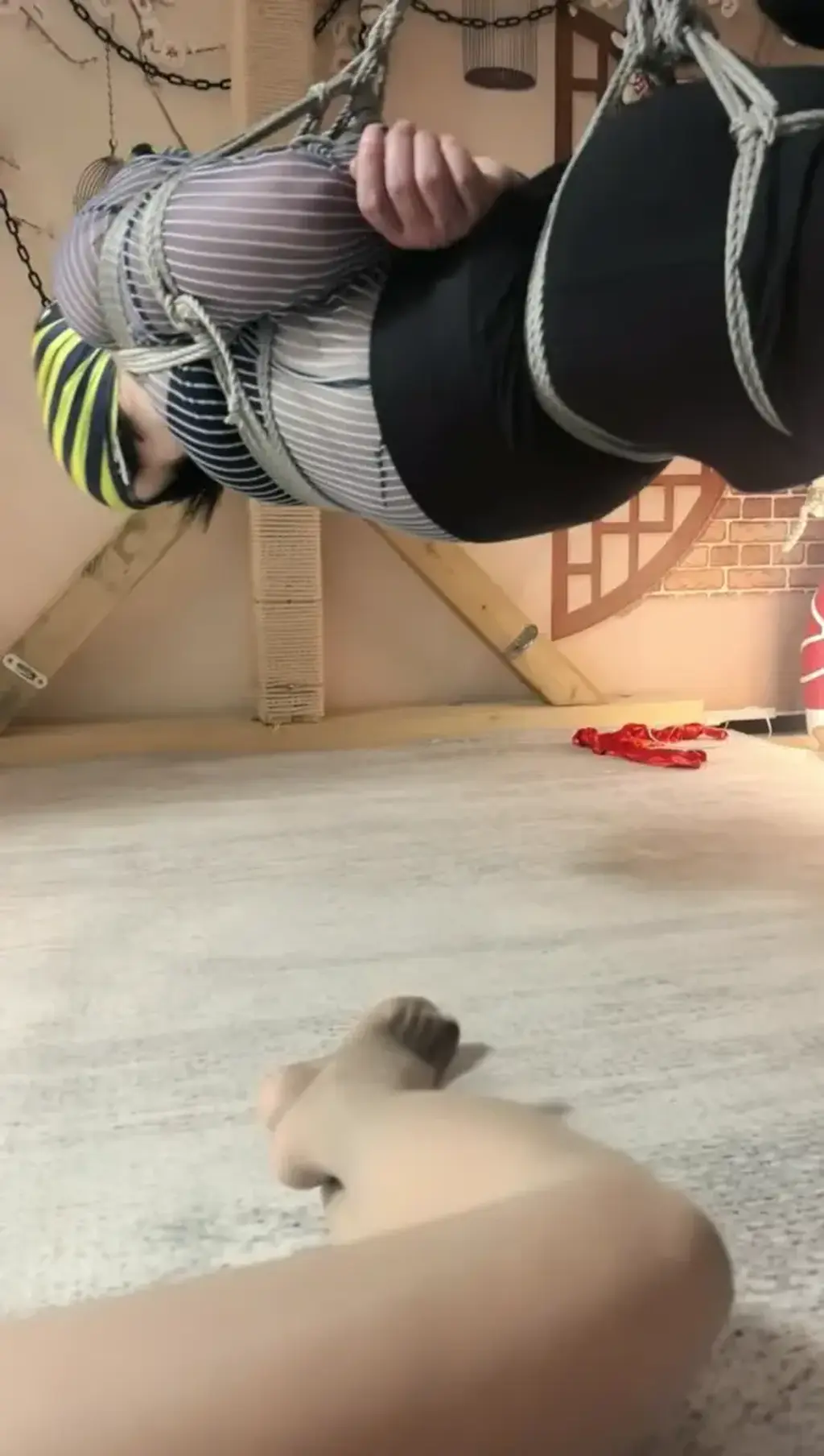 【Diary】上课日记之杭州专业绳艺女主吊缚M腿木乃伊菱形缚全能捆绑榨汁 【Diary】上课日记之杭州专业绳艺女主吊缚M腿木乃伊菱形缚全能捆绑榨汁，常驻杭州专业女绳主，有教室，可各种绳艺，捆绑震动套责炸取汁，手脚束缚感官剥夺，原味堵嘴，沉浸式榨取。<br><br>会陆续推更近十年来绳艺赛道女主约课日记请多支持，也可推荐江浙沪山东安徽周边女主，怕沟通不方便或体验感不足可以联系Diary定制上课，认准Diary严选<br><br>高效沟通，Diary职业不知名高校PHD牛马老师，多年江浙沪出差约课记录与分享，也是想帮助同好入圈了解避免踩坑，并不以此谋生，看图片视频的约课地点应该了解，实力一般但也在能力范围内去分享记录，时间有限墨迹勿扰，所以真诚素质沟通，都会礼貌回复。<br>推特曾万粉博主，拒绝同好踩坑约课推特：Diary（@MK8898M）<br>有同好有想联系【女主推荐】【定拍】【约课】可联系Q：810184553