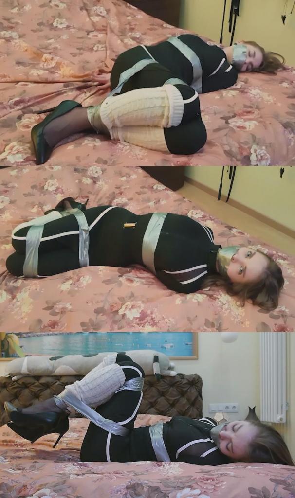 Alicia Troupe's Failed Hacking - Part 1 - Failed and Scotched (Alicia Troupe Caught, Bound, Gag Alicia Troupe's Failed Hacking - Part 1 - Failed and Scotched (Alicia Troupe Caught, Bound, Gagged and Scotched) 艾丽西亚·特鲁普是一位可爱迷人的美女，也是一位顶尖黑客，她能攻破任何电脑，即使是加密程度最高的系统也不例外。这次，她的目标是伊万·雷特的电脑，以及他电脑里关于捆绑模特的秘密数据。她试图研究并提取有价值的数字信息，但伊万就在附近，抓住了她。现在她出不去了……<br><br>艾丽西亚潜入伊万的办公室，来到他的工作电脑旁。她身穿性感的黑色迷彩连体衣和黑色高跟鞋。这位黑客试图在伊万的电脑里寻找数据。但突然，伊万冲进房间，从背后紧紧抓住艾丽西亚的胳膊肘，粗暴地把她扔到床上。她试图反抗并尖叫，但伊万坐在她身上，从背后拧着她的双手。之后，他拿出胶带绑住了她的手腕。他还用胶带紧紧地绑住了她的脚踝，把她翻过来侧躺，绑住了她的胳膊肘。艾丽西亚被彻底束缚住了，她根本没有逃脱的希望。她试图抓住被反绑的双手，却什么也挣脱不开。伊万最终用胶带绑住了她的双腿，然后把她捆成猪蹄状，并用两道胶带封住了她的嘴。这位不幸的黑客试图挣脱，呼救，但伊万放任她不管，现在没有人能听到她的呼救声。她只能一动不动地躺着，完全被固定住，享受着高潮和被囚禁的快感。过了一会儿，她耗尽了所有力气，接受了自己的命运，闭上眼睛，停止了反抗。Alicia Troupe is a cute beauty and a top hacker who can break into any computer, even the most encrypted ones. This time her target is the computer and secret data about bondage models belonging to Ivan Retter. She attempted to study and extract valuable digital information, but Ivan was nearby and caught her. Now she can't get out...<br><br>Alicia sneaks into Ivan's office and ends up near his work computer. She wears a sexy black camouflage jumpsuit and black high-heeled shoes. The hacker tryes to find data in Ivan's computer. But suddenly Ivan bursts into the room, grabs Alicia tightly by the elbows from behind and harshly throws her onto the bed. She tries to resist and scream, but Ivan sits on top of her and wrings her hands from behind. After that, he takes the duct tape and ties her wrists. He also tightly ties her legs with duct tape at the ankles, turns her on her side and binds her elbows. Alicia is totally fixed and she has no chance to get out of captivity. She tries to grab Ivan with her hands tied from behind, but nothing comes out. After finally tying his legs with duct tape, Ivan made a hard hogtie and sealed Alicia's mouth with two strips of duct tape. The unfortunate hacker tries to break free and cries for help, but Ivan left her alone, and now no one hears her. She can only lie motionless and completely fixed, orgasm and enjoy her captivity. After a while, having lost all her strength in the fight against the duct tape and accepted her fate, she closes her eyes and stop resisting.