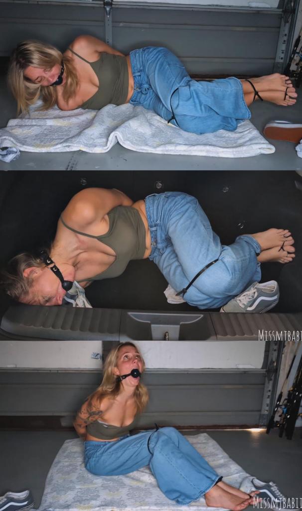 Helpless in the Trunk MJ在街区散步时被抓获，扔进汽车后备箱，被多条扎带紧紧捆绑。她的手腕、脚踝、膝盖甚至大脚趾都被绑住，在狭小的空间里，她无助地挣扎着，试图摆脱痛苦的束缚。<br><br>MJ嘴里塞着球形口塞，显然受到了惊吓，她扭动着身体，挣扎着，透过口塞哭喊着哀求，渴望得到解脱。这种严酷的束缚和幽闭的氛围，使这场囚禁角色扮演游戏充满了黑暗和戏剧性，着重展现了紧紧的束缚、挣扎和无助的脆弱。MJ is captured while out walking through the neighborhood and thrown into the trunk of a car, tightly restrained with multiple zip ties. Bound at the wrists, ankles, knees, and even around her big toes, she struggles helplessly against the painful restraints while trapped in the confined space.<br><br>Ball gagged and visibly scared, MJ squirms and fights the tight bindings as she cries and begs through the gag, desperate for relief. The intense restraint setup and claustrophobic atmosphere make this a dark and dramatic captivity roleplay focused on tight bondage, struggling, and helpless vulnerability.