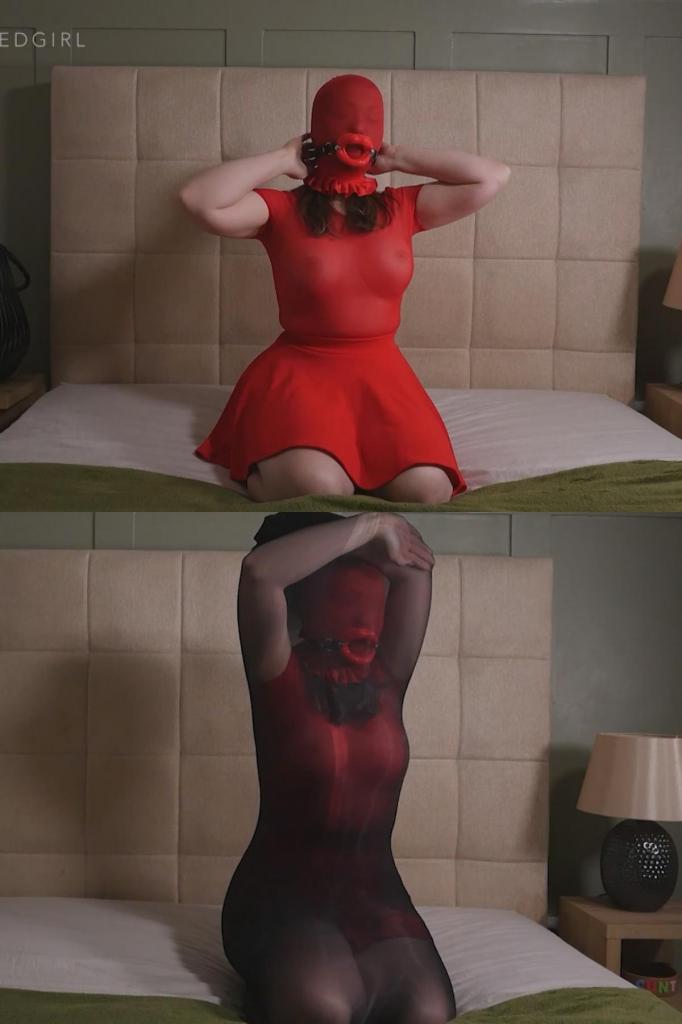 BIMBO LAYERED NYLON ENCASEMENT 樱桃躺在床上，准备把自己变成一个完美的尼龙包裹的性感尤物。没有什么比物化自己更能满足她的欲望了，她要抹去自己的个性，变成一个被尼龙包裹的玩偶。她先用一条简单的黑色丝袜套住头，薄薄的布料遮住了她的五官，接着又在黑色丝袜外面套上一条红色荷叶边丝袜。她拉扯着丝袜，享受着紧绷的触感，然后贴上她那对鲜红的性感嘴唇。最后，她把一个尼龙袋套在全身，把自己包裹起来。袋子在她拉的时候撕破了一点，但她却看到了机会，把她的性感嘴唇从破洞里伸出来。用她自己的话说，她现在是一个尼龙性感尤物了。Cherry is on the bed, ready to transform herself into the perfect nylon coated bimbo. Nothing satisfied her needs than objectifying herself, removing her personal characteristics to become the nylon doll that is encased girl. She begins by encasing her head in a simple black stocking, muting her features beneath the sheer fabric, next she adds a red frilled stocking over the top of the black. She stretches and pulls the fabric, enjoying the feel of the tight material, before adding her big red bimbo lips. Finally she pulls a nylon sack up over her entire body, cocooning herself inside. As she pulls the sack up it tears slightly, but instead she sees an opportunity, sticking her bimbo lips through the hole. In her own little word, she is now a nylon bimbo.