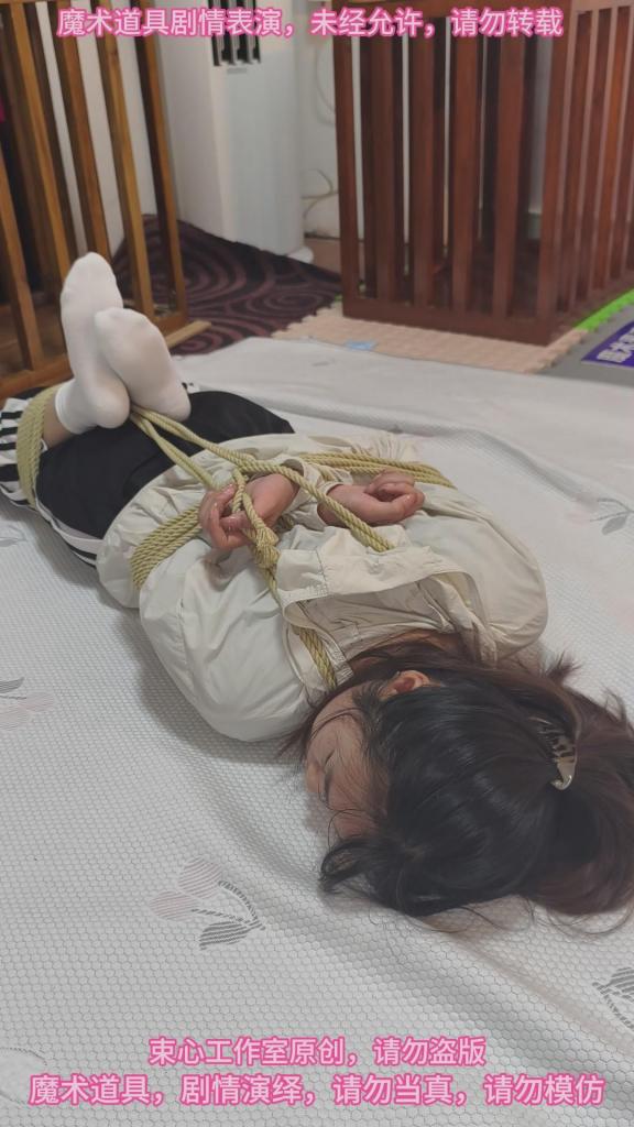 小月后手观音，驷马放置，挣扎逃脱游戏，剧情简单 束心魔术道具工作室，小月后手观音，驷马放置，挣扎逃脱游戏，剧情简单，唯美风格，本工作室摄影技术和剧情拍摄相对一般，无法和专业的摄影师相比，购买本工作室视频请知悉本工作室拍摄的视频短剧内容也许并不专业，本工作室各种古代道具断头台，古装捆绑剧情游戏，金属，木质道具，枷锁，金属站立枷，魔术木笼囚笼拘束架道具审xun椅，各种拷镣等魔术笼子等道具，本工作室秉持，绿色，健康，唯美，解压，为原则，可以体验定拍.            妖狐吧定拍 ，女生加入本工作室  （本工作室只收女生，只收女生，只收女生，很多男生cd问收不收的，我将不再回复！）         qq：3329311459              骗子勿扰，事多者勿扰！！！