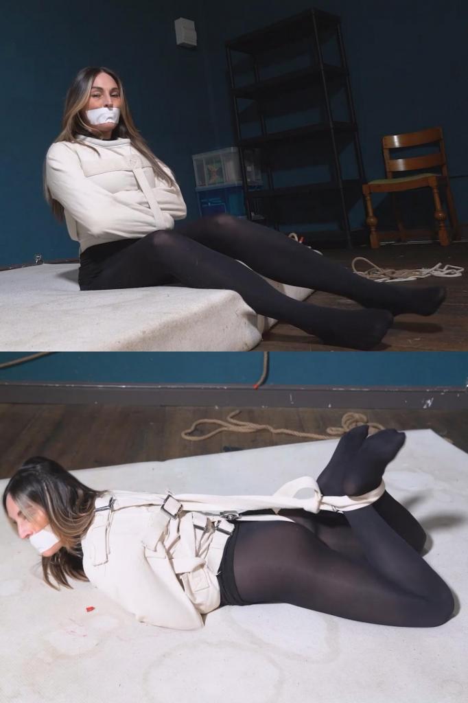 6091 Violet in Strapped into Straitjacket copy 薇奥莱特需要冷静一下。外套已经给她穿上，嘴里塞上了微泡沫塞。她穿着紧身衣和连裤袜，在外套里挣扎得有点厉害，所以我们把她绑了起来。现在就挣扎！Violet need a timeout. The jacket is strapped on and a microfoam gag is added. wearing a leotard and tights she struggles in the jacket a little too much, so we hogstrait her. Struggle Now!
