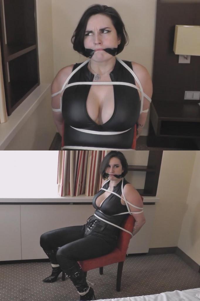 Irene Silver; "Payback's A Bitch!" with Will Justice &amp; Fayth on Fire 艾琳·西尔弗是一名走私犯，她弄到了一些违禁品，但她怀疑当局可能正在逼近，而幕后黑手正是爱管闲事的侦探威尔·贾斯蒂斯。<br><br>这位性感女罪犯正在和她的同伙通电话，催促她赶紧处理掉货物，并让她赶在那个讨厌的“好心人”来抓她之前回到酒店房间。这时，突然有人敲门。<br><br>艾琳起身去开门，但这却是个愚蠢的举动。这位短发棕发女郎被威尔本人吓了一跳，这位打击犯罪的警探一把将她抓了起来，令她惊恐万分。<br><br>没过多久，这位美丽的走私犯发现自己被紧紧地绑在椅子上，大量的绳索勒得她丰满的身体更加难堪。她丰满的乳房从皮衣中呼之欲出，露出深邃的乳沟，被俘的她呻吟着，挣扎着。<br><br>然而，当她那得意洋洋的俘虏回来炫耀自己轻而易举地制服了她时，她呻吟得更加厉害了。这让艾琳非常恼火，她冲着他嘶嘶地低声咒骂，发誓要让这个讨厌的“英雄”付出代价。<br><br>然而，那只秃头熊只是笑着，用一条丝巾紧紧地勒住她的嘴，并在她的脑后打了个结，让她无法说话。艾琳愤怒地挣扎着，拼命反抗，但威尔是个捆绑高手，他确保她被牢牢地束缚着，动弹不得。<br><br>尽管她竭尽全力，艾琳还是意识到这是事实。当威尔离开去酒店酒吧庆祝他的胜利时，这个意志坚定的罪犯竭尽全力地想要挣脱束缚，但她很快意识到自己真的无处可逃。<br><br>但艾琳还有一张王牌——如果她的搭档费丝能在威尔回来之前迅速赶到，救出她的同事，那么她或许就能最终报复那个令人讨厌的道德卫士威尔·贾斯蒂斯了……Irene Silver is a smuggler who has gotten hold of some illegal contraband but suspects that the authorities might be closing in on her in the shape of meddling detective Will Justice. <br><br><br>The sexy criminal is on the phone to her accomplice telling her that they must get rid of the merchandise and to hurry up getting round to her hotel room before that pesky do-gooder arrives to arrest her, when suddenly there's a knock at the door. <br><br><br>Irene gets up to answer it but it's a dumb move as the short-haired brunette is surprised by Will himself as the crimefighter takes her captive much to her abject dismay.<br><br><br>A short while later, the beautiful smuggler finds herself tightly chair-tied with a ton of rope squeezing into her luscious body. Her huge breasts poke out from her leather top, displaying her cavernous cleavage as the captured criminal groans and struggles.<br><br><br>But then, she groans even more when her gleeful captor returns to gloat over how easy it was to take her down, leading to a very irritated Irene to hiss angry words at him as she vows to get the annoying hero back for what he has dared to do. <br><br><br>The bald bear just laughs however as he silences her with a silk scarf pulled tightly through her mouth and knotted behind her head. Irene reacts angrily and struggles for all her worth but alas, Will is an expert rigger and has made sure she's going nowhere in her tight bondage. <br><br><br>Despite her best efforts, Irene realises this is true and when Will leaves to go celebrate his victory in the hotel bar, the determined criminal tries her best to get loose but quickly realises she is indeed going nowhere.<br><br><br>But Irene has one card still up her non-existant sleeve, if only her partner Fayth can get round there super quick before Will gets back and free her colleague, then maybe she can get her revenge on that annoyingly moral Will Justice afrer all...
