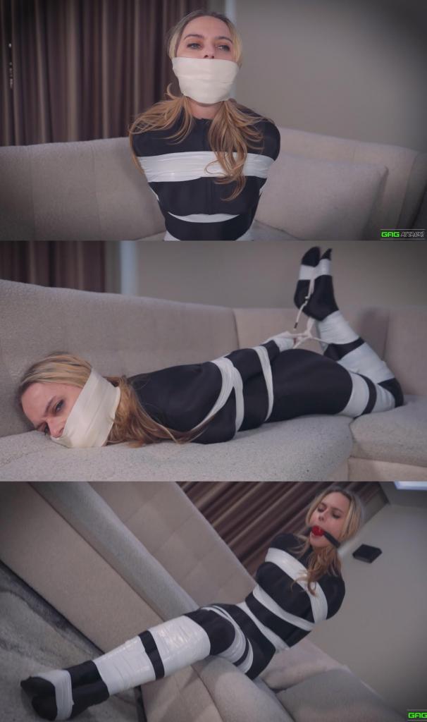 Chloe Glossy Catsuit PVC Tape Burglar Capture ( Catsuit, PVC tape, Ballgag, Microfoam, Clothgag, Hog Chloe Glossy Catsuit PVC Tape Burglar Capture ( Catsuit, PVC tape, Ballgag, Microfoam, Clothgag, Hogtie, Struggle, Mmmph, Squirm, Bondage )克洛伊穿着一件闪亮的紧身衣溜进屋里，像个窃贼一样仔细地四处张望。突然，有人打断了她，为了避免警察介入，她同意接受捆绑。她被多层白色PVC胶带紧紧捆绑，嘴里塞着球形口塞。克洛伊穿着闪亮的紧身衣挣扎着，睁大眼睛，透过口塞发出呜咽声。<br><br>过了一会儿，有人在原有的口塞上又贴了一层微孔泡沫胶带，让她更加难以发出声音。她挣扎扭动，呜咽声透过更紧的胶带层层传来，试探着白色PVC胶带的束缚。<br><br>快要完成时，有人往她嘴里塞了一块黄布，然后再次用微孔泡沫胶带封住了她的嘴。之后，克洛伊被捆绑成猪蹄状。最后，他还是决定报警，而克洛伊仍然穿着闪亮的紧身衣，被紧紧地捆绑着，嘴里塞着口塞。Chloe slips into the house wearing a glossy catsuit, looking around carefully as a burglar. She is suddenly interrupted and, instead of risking the cops, she agrees to bondage. She is fully tied with multiple layers of white PVC tape and securely ballgagged. Chloe struggles in the shiny catsuit, giving wide-eyed looks while mmmphing through the ballgag.<br>After a while microfoam tape is added over the existing gag, muffling her further. She struggles and squirms, mmmppphsss coming through the tighter layers as she tests the white PVC tape restraints.<br>When he is almost finished a yellow cloth is stuffed into her mouth and she is microfoam tape gagged again. Chloe is then placed into a hogtie. At the end he still decides to call the cops while she remains tightly bound and gagged in her glossy catsuit.