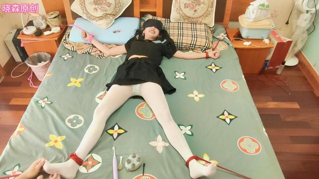 客户定拍：晓森妹妹的tk受难 （晓森原创）这是客户定制的内容，穿着白丝和jk制服的晓森妹妹遭遇入室绑架，被歹徒逼问银行卡密码，嘴硬的晓森妹妹被遭到歹徒激烈的挠痒折磨。一开始是大字绑在床上，后面换成黑丝，绑成驷马挠痒折磨。最后晓森实在受不了，说出了银行卡密码。<br>这是晓森妹妹第一次真正意义上有强度的tk，使用了牙刷 刷子，按摩器等工具，全程真实挠痒，多次直接从床上弹起，甚至把眼罩挣扎掉了（公映版被剪辑掉了）。最后被挠到没有力气挣扎和发出声音。<br>欢迎各位➕Q2195803378交流，欢迎订拍，一起开发晓森小妹妹。