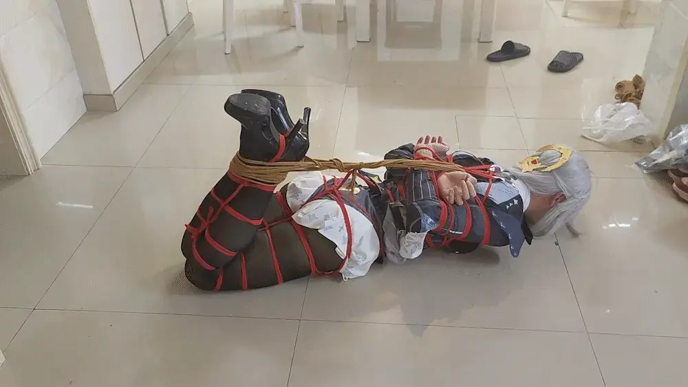 仪玄红绳紧缚堵嘴驷马 cos仪玄，全身红绳 龟甲 驷马 口球堵嘴，超紧束缚，挣脱尝试