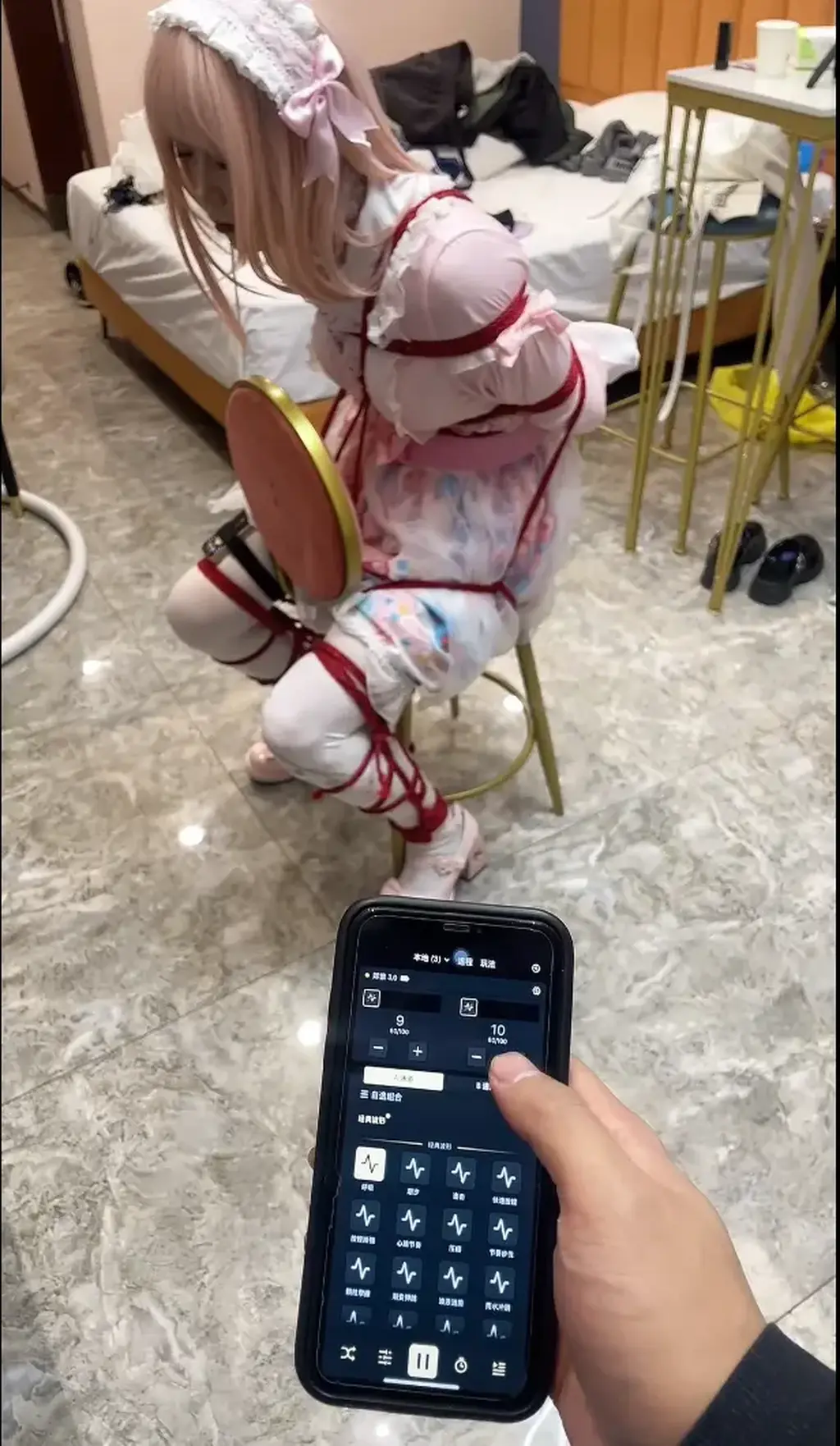 粉色lo裙白丝的紧缚挣脱，要在训练器的持续干扰下快速逃脱才行 可爱的洛丽塔小南梁，被反绑在椅子上<br>还要被郊狼持续电击和训练器的轮番干扰<br>她必须得集中注意力才能挣脱绳子束缚<br>逃出来了就有难度更高的束缚，逃不出来的话就会加大电击<br>最终她能否逃出来并且达到高潮呢