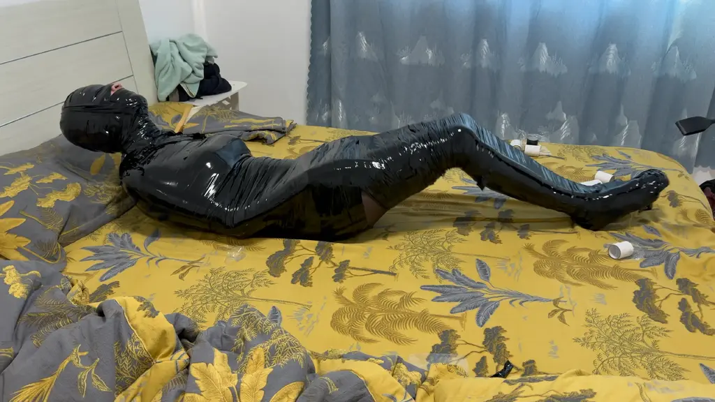 丝袜胶带全包 穿着连体黑色丝袜被胶带全包加胶浪电击。本人缚手被缚都有，欢迎交友约绳1430783988
