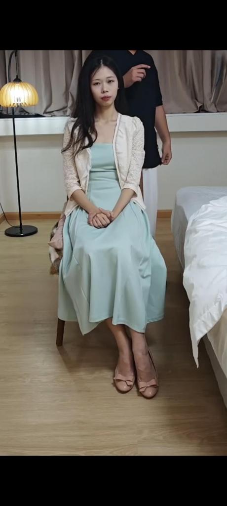 约玩大学生美少女，真勒窒息一分钟 网上约的大学生小美女，第一次玩窒息，以为是轻轻的勒，不想会被全力勒紧脖子，几秒就失去意识，全是痉挛抽搐，醒来的时候一脸懵