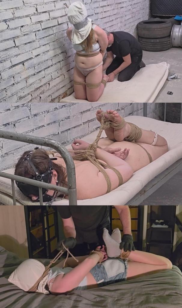 Role reversal. From Mistress to Slave 她一直强势、独立、霸道，是个十足的女王。她衣着华丽，性感撩人，吸引着所有人的目光，男人们匍匐在她脚下，随时准备服从她的任何命令。一直以来都是如此。<br><br>但在她内心深处，一个秘密的幻想却在悄然滋长：感受截然相反的滋味。完全臣服于他人，无助、束缚。不是装模作样，而是真真切切地被束缚。<br><br>有一天，她直截了当地告诉她的伴侣：<br><br>“我想让你给我一个惊喜。毫无预兆。就好像我什么都不知道一样。抓住我。把我绑起来。带我走。把我留下。像我以前玩弄别人那样玩弄我。狠狠地。真实地。我完全同意。”<br><br>他点了点头。然后开始等待。<br><br>那天晚上，她结束了一次长途旅行回到家，把行李箱放在角落里，感激地脱下高跟靴，然后去洗了个澡。她换上了舒适的家居服：柔软的内衣、一件浅蓝色短上衣、牛仔短裤和灰色袜子。回到家，她终于可以放下脑海中的画面，放松下来。<br><br>她完全没有意识到他已经在那里了。<br><br>他突然出现——从卧室的阴影中窜了出来。一只戴着皮手套的手紧紧捂住了她的嘴。另一只手将她的手腕扭到背后，肘部以上。他把她转过来，脸朝下按在床上，用膝盖压住她。她的上半身深深地陷进床垫里，双腿却还悬在地上。<br><br>她本能地、混乱地挣扎着——然而，一种陌生而禁忌的兴奋感却在她内心蔓延。这正是她所渴望的。<br><br>他把一个厚厚的、不透明的头罩套在她的头上。他用粗绳迅速地把头罩缠绕在她的头上，绳圈穿过她张开的嘴，紧紧地封住了她的嘴。布料和绳子隔绝了所有的声音，只留下她能够呼吸。<br><br>他仍然抓着她的胳膊，开始用绳子缠绕她纤细的手腕。一圈又一圈，绳子在她手腕间交叉缠绕，最后在顶端打了个结。她的双臂被牢牢地绑在了背后。<br><br>他抓住她的脚踝，把她拉到床上，掰开她的膝盖，然后同样迅速而精准地用粗绳缠绕她的脚踝。绳子交叉缠绕，打了更多结。现在她手脚都被绑住了——紧紧地绑着，根本无处可逃。<br><br>他把她从床上拖到地板上，让她跪下。一双戴着粗糙手套的手在她身上游走，伸进她的上衣和短裤里，揉捏、审视着。她感觉到他在检查他的“战利品”——就像她曾经检查自己的战利品一样。<br><br>然后他打开了她放在角落里的大行李箱。他把被绑着的女人放进去，关上箱子，费力地把箱子推出了公寓。<br><br>棚屋的金属门吱呀一声打开，一束手电筒的光束照亮了她。<br><br>她跪在一张扔在水泥地上的旧床垫上。她的双臂被反绑在身后。多根绳子从胸部上下缠绕着她的躯干，形成一个紧紧的束身衣，系在墙上的一个钩子上——她无法下沉。她的双腿膝盖以上和脚踝都被绑住。头上戴着一个厚厚的头罩，这次嘴部用灰色胶带封住。短裤不见了；其余的——上衣、内裤、袜子——都还穿着。<br><br>几个小时前，他把她带到这里。<br><br>这是第一天。但他并不着急。<br><br>他日复一日地回来。他给她加了新的绳子。把她摆成新的姿势。塞进一个粗大的肛塞。整夜把一个振动器绑在她两腿之间。<br><br>她已经数不清过了多少天了。她的世界仿佛被项圈链条的叮当声、紧紧的绳索、口塞、肛塞、震动器以及他完全掌控她身体的双手所吞噬。<br><br>金属门每一次吱呀作响都意味着：他回来了。<br><br>每当绳索勒进她的皮肤，每当她动弹不得，每当他的意志成为唯一的法则，那种感觉便在她体内熊熊燃烧——正是她渴望这一切的感觉。<br><br>这位一向主宰一切的女主人，终于真正、彻底地体会到了被绝对权力支配的滋味。She had always been strong, independent, and dominant. A Mistress with a capital M. She dressed extravagantly and provocatively, drawing every gaze, while men crawled at her feet, ready to obey any command. It had always been that way.<br><br>But deep in her secret thoughts, a fantasy had long been growing: to feel the opposite. To be completely under someone else’s power, helpless, bound. Not just play-acting — for real.<br><br>One day she told her partner straight out:<br><br>“I want you to make it a surprise. Without warning. As if I know nothing. Capture me. Tie me up. Take me away. Keep me. Play with me the way I used to play with others. Hard. Realistic. You have my full consent.”<br><br>He nodded. And began to wait.<br><br>That evening, returning from a long trip, she set her suitcase in the corner, gratefully pulled off her high-heeled boots, and took a shower. She changed into comfortable home clothes: soft underwear, a short light-blue top, denim shorts, and grey socks. At home she could finally drop the image and relax.<br><br>She had no idea he was already there.<br><br>He appeared in a flash — out of the shadows of the bedroom. A leather-gloved hand sealed tightly over her mouth. The other arm twisted her wrists behind her back above the elbows. He spun her toward him, shoved her face-down onto the bed, and pinned her with his knee. Her torso was pressed deep into the mattress while her legs still touched the floor.<br><br>She struggled — instinctively, chaotically — yet inside a strange, forbidden excitement was already spreading. This was exactly what she had asked for.<br><br>He pulled a thick, opaque hood over her head. With coarse rope he quickly wound it around her head, running the turns through her open mouth and sealing it tightly. The fabric and rope muffled every sound, leaving her only the ability to breathe.<br><br>Still holding her arms, he began wrapping the rope around her slender wrists. Turn after turn. Crossing loops between the hands. A tight knot on top. Her arms were now securely bound behind her back.<br><br>He grabbed her ankles, pulled her fully onto the bed, bent her knees, and with the same swift precision wrapped the coarse rope around her ankles. Crossing turns. More knots. Now she was bound hand and foot — tightly, with no chance of escape.<br><br>He dragged her off the bed onto the floor and set her on her knees. Rough gloved hands moved over her body, sliding under the top and shorts, squeezing, examining. She felt him inspecting his “prize” — exactly the way she had once inspected hers.<br><br>Then he opened her own large suitcase that still stood in the corner. He put the bound woman inside, closed it, and with effort wheeled it out of the apartment.<br><br>When the metal door of the shed creaked open, the beam of a flashlight illuminated her.<br><br>She was kneeling on an old mattress thrown onto the concrete floor. Her arms remained behind her back. Multiple ropes wrapped her torso above and below the breasts, forming a tight corset that was tied to a hook in the wall — she could not sink down. Her legs were bound above the knees and at the ankles. Over her head was a thick hood, this time sealed with grey duct tape across the mouth. The shorts were gone; the rest — top, underwear, socks — was still on her.<br><br>He had brought her here several hours earlier.<br><br>This was the first day. But he was in no hurry.<br><br>Day after day he returned. He added new ropes. Rebound her into new positions. Inserted a thick anal plug. Tied a vibrator between her legs for the entire night. <br>She lost count of the days. Her world narrowed to the clink of the collar’s chain, the tight ropes, the gags, the plugs, the vibrators, and his hands that completely owned her body.<br><br>Every creak of the metal door meant: he was back.<br><br>And every time the ropes bit into her skin, every time she could not move, every time his will became the only law, that same feeling flared inside her — the feeling for which she had asked for all of this.<br><br>The Mistress who had always dominated finally learned, truly and completely, what it was like to be under absolute power.