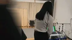 【花花】女侦探搜查遇袭！全程口塞伺候！第一部分！ 有意向欢迎咨询~！先线上定拍后线下约拍~！经过系统的市场调研考察，现在正式公布报价单！定拍基本报价明码公布，梯度研究后完全合理，为标准行业模板报价，欢迎各位放心购买！（报价公开，谢绝讲价！）<br>——————————————————————————————————————————————<br>1.计价公式＝基本时长报价＋道具服装内容报价＋版权报价（可选择不要）<br><br>基本时长报价（仅绳缚默认价格）：<br><br>500 15分钟<br>600 20分钟 <br>700 25分钟<br>800 30分钟<br><br>道具服装内容报价：咨询客服号后问有无此道具服装没有默认客户购买，特殊需求例如“玩具”“可能的人为损伤”“画质需求”等等会要求加价，咨询后可知详情<br>版权报价：三十分钟以下加500￥拿走，三十分钟以上加800￥拿走。<br><br><br>注：目前做简单剧本为主，若是复杂的建议拆分剧本。（摄像大概告知具体需求即可）<br><br>特此备注：“漏点 涉及入体 淫秽”不拍（严肃），拍过的都能拍，所以不要再来问尺度问题啦~，直接告诉我你要看什么内容先！其它看模特自身情况（正经）<br><br>有任何合理的建议 意见 问题 咨询 欢迎联系QQ客服号↓<br><br>联系方式：q453475236 q3896695284（分流）<br>说明：时长 内容 预算 不闲聊<br>——————————————————————————————————————————————<br><br>2.线下约拍：为防止诸多特殊原因比如嘴炮打着咨询的旗号但并没此意向或口说无凭等，所以我们要筛选人群，该项目仅针对在本工作室有过定拍的客户开放，定拍咨询过后可解锁此服务，先定拍后约拍~！。因此报价不公布，想要详细了解先定拍再沟通~！<br><br>解压码：要么是pzz123456，要么pzz654321 要么就是没设置<br><br>联系方式：Q453475236 Q3896695284