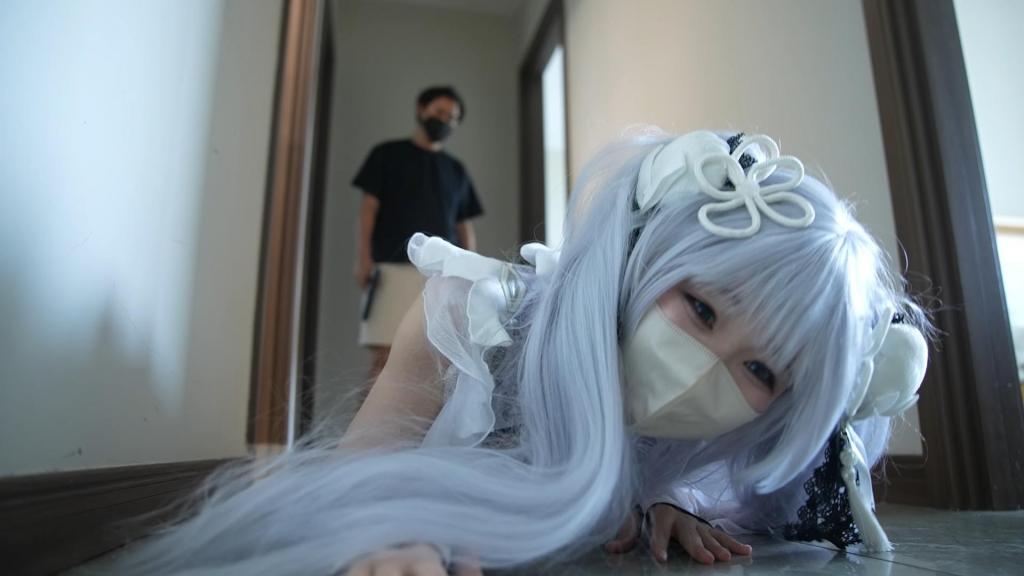 【小萌同学】定拍BL剧情之姐妹，紫萍被毒杀，枪杀，敷贴失禁闷死，凶手爱玩弄足脚身体 网盘的html格式改为rar 定拍QQ3644107894<br>以下是定拍剧本详情：<br>人设:小萌是隐藏的美少女战士（穿cos服，肉色连裤袜，透明高跟鞋），小萌妹妹（蓝色连衣裙，肉色丝袜，银色凉鞋）的邻居是一个变态恋足杀手<br>第一幕:小萌妹妹回家后喝了邻居的有毒饮料后毒发挣扎，领居从门后走出，看着小萌的妹妹挣扎死去，主要提现中毒后的挣扎，多描写腿和丝袜脚。小萌死后，邻居玩弄小萌脚，掀起裙子，把丝袜脱下一半，邻居闻小萌妹妹的脚和腿<br>第二幕:小萌到妹妹家后看到妹妹惨死被人凌辱，找到了躲在门口的邻居。小萌打不过这个领居，被连续打腹部后晕倒在地上，倒在地上后抽搐一会<br>第三幕:小萌醒来以后发现领居手上拿着自己一只鞋子在闻，小萌挣扎起来逃跑，邻居用枪击中小萌，小萌倒在地上挣扎，跪着挣扎爬行，爬行的过程中再次被射击，挣扎后倒在地上死去，男子对着小萌的尸体继续射击，小萌的尸体抽搐，然后邻居把小萌的尸体翻过来，玩弄了一会小萌的丝袜脚<br>第四幕:小萌的特殊能力让她复活了一次，小萌挣扎着爬起来，穿好鞋子喝了一口水，发现水里有毒，小萌浑身燥热，脱掉衣服痛苦的开始自慰揉胸，一边揉胸一边手伸到内裤里自慰，自慰高潮的的时候邻居突然进入，用电棍电击小萌，小萌被电击抽搐，最后翻白眼失禁，然后在尿液里抽搐，然后晕厥过去<br>第五幕:小萌再次醒来发现自己已经被穿了妹妹的衣服和鞋子，领居邪恶的拿起小萌妹妹的白色高跟鞋让小萌闻，小萌用力挣脱，但是邪恶的邻居把鞋子强行让小萌闻，小萌只能忍受并且反呕，小萌被鞋子捂住口鼻，抽搐晕了过去。邻居然后用敷贴盖住了小萌的口鼻，并把小萌的cos服放在小萌身边，小萌感觉喘不过气突然醒来，发现自己无法呼吸，挣扎着死去，在挣扎的过程中还被领居脱掉了上半身裙子，露出内衣，然后小萌被敷贴闷着失去呼吸死去...