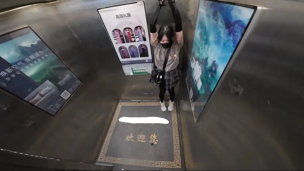 电梯双手吊缚超羞耻榨汁展示 前手吊缚榨汁展示（////>.<<br>用了一个大吸盘把锁扣吸在电梯壁上，然后把手铐挂在锁扣上，害怕意外所以没上锁。但是要打开还是很困难。<br>结果就是超多意外！先是榨z机的遥控掉地上了，而且那么晚居然还有外卖员！电梯门开的一瞬间很懵，然后反应过来想要解开但是完全控制不住GC了，<br>刚解开拿到遥控想要关掉却又来一位外卖小哥，吓地我只想着逃跑，把大吸盘忘电梯里了。。。<br>---------------------<br><span style='color:#b0b0b0;'>[隐藏文字，购买后可见]</span>