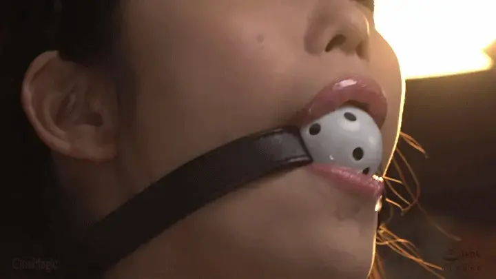 巨乳ヨガ講師マゾ牝覚醒 大潮噴射ハケ水車責め 碧那美海 番号:<span style='color:#b0b0b0;'>[隐藏文字，购买后可见]</span><br>セクシーヨガ講師に任命された女。抵抗する巨乳を縄で厳しく縛り上げボインを強く揉みしだく、股縄を深く食い込ませたクイ込み責め、ハケ水車でワレメをなぞられ、ローソクの熱い滴り、激しいバイブピストン、イラマ調教、そして人犬ボンデージでの容赦ないバックピストン。「いやッ、だめッ」と言いながらも隠れマゾの本性が疼き何度も体を震わせて達してしまう。羞恥と快楽の狭間で激しく悶える美巨乳。被虐の被虐ヨガレッスン