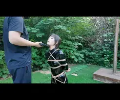 特战队员晓倩伏法记下 特战队员晓倩逃出园区，被通缉，在野外被抓获，带到牢房严刑审讯，被训成狗，侍奉，关笼子，各种折磨玩弄....最后被枪决...本工作室提供私人定制绳艺视频、私人定制绳艺体验、剧本体验、出售原味、另外招募绳艺模特、视频统一解压密码h123456 定拍联系QQ1434003729加我注明妖狐吧，需要解压两次，密码一样