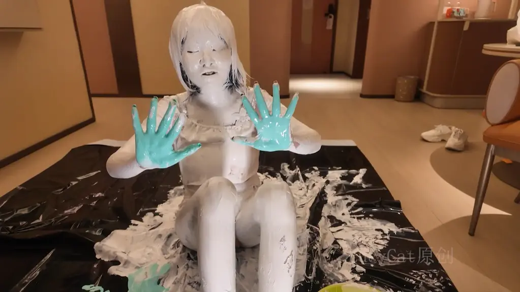 铃妹的颜料体验 新的messy作品M10铃妹颜料体验发售了，也是第一次尝试关于颜料的messy！第一部分先是把模特妹妹的身上一点点地涂上白色颜料（脚→腿→身），然后把她的脸涂成小花猫，再涂满，最后基本上不留下空余的部分全部涂上颜料。第二部分再用带颜色的颜料糊脸，导致她呜呜说不出话，最后实在坚持不住了就展示结束。这期模特妹妹也是很敬业了，时长44分钟。<br>定拍Q:1985782024。另招武汉或周边的模特，联系方式同上