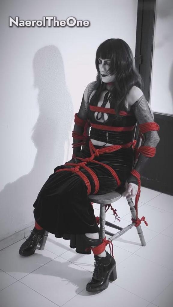 Vesper: Goth girl chairtied and struggling escape attempt 维斯珀精心打扮成吸血鬼女王去参加哥特派对，出门后跳上一辆出租车，却醒来发现自己身处一个陌生的地方……她被紧紧地绑在椅子上，完全无助，不知道自己是怎么到这儿的，周围也没有人能听到她的求救声，她孤立无援……她能想办法解开绳子，逃离绑架者吗？或者这只是她注定无法逃脱的一场游戏？Vesper dressed up like a total vamp queen for a goth party, headed out, hopped in a cab, but woke up in some random spot instead... Tied up real tight to a chair, completely helpless, with no clue how she got there and no one around to hear her screams for help, she's in her own... Will she figure out how to untie herself and get away from her captor? Or is this just part of a game she's not meant to escape from?