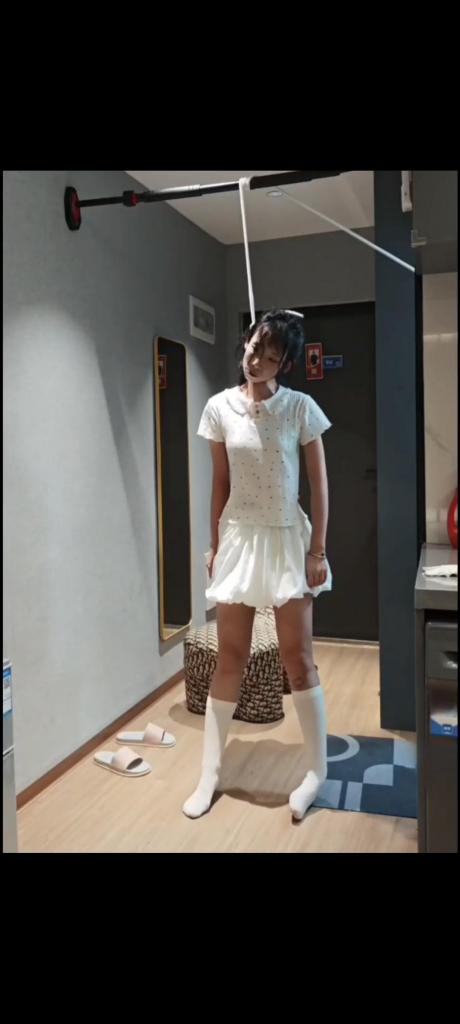 邻家小妹体验真实上吊窒息 约了一个邻家小妹女生玩绞刑play，有史以来玩的最狠的一次上吊，玩之前采访问她怕不怕，说不怕，最后被吊了一分多钟，脖子皮都破了，口水横流，瘫软在地，事后再次采访的时候说好可怕，再也不敢玩了