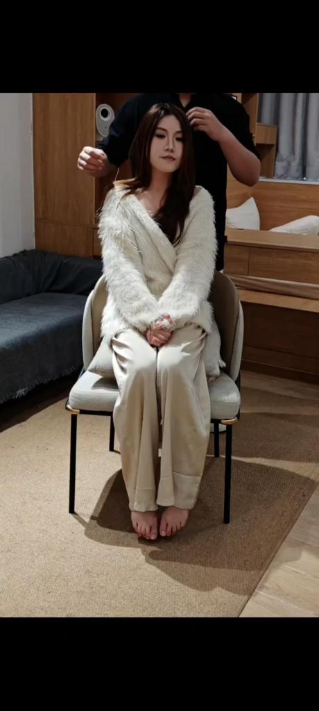 在线约玩高颜值女生玩窒息昏迷，勒晕失神 女生颜值，身材双在线，第一次玩窒息，还有些腼腆，第一次尝试咳嗽不止松开了，然后第二次就没这么好运了，直接勒的失神抽搐，高质量窒息一分钟以上
