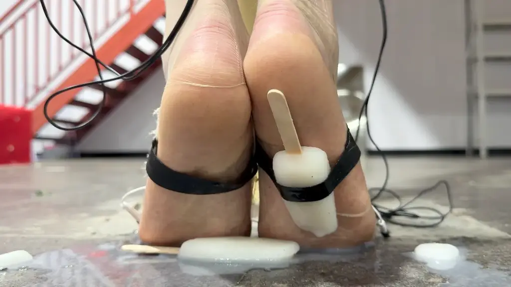 媚娘工作室-踮脚踩冰极限虐足 媚娘工作室<br>V:19031105377<br>线x体验 私人定拍 线x陪玩 约绑模特 全国上课<br>直臂站立并腿缚，股绳连接柱子强行踮脚，踮到只有脚趾用力捉地，此时妹子就已经忍不住开始叫痛，脖子也被绳子紧紧固定在柱子上动弹不得，捆绑束缚完，脚下绑上两根冰凉的老冰棍，一瞬间的冰冷刺激让妹子忍不住大叫出声，脚趾和大腿贴上电极片，妹子控制不住的痛苦颤抖，却只能等着脚下的冰慢慢融化。。。
