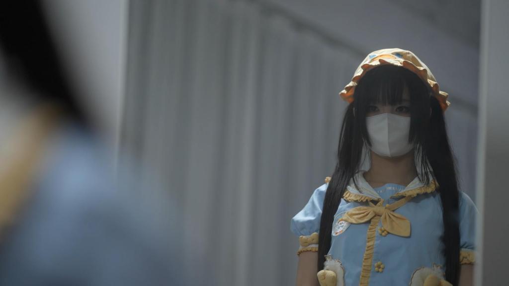 【小萌同学】BL系列44 鸭鸭JK杀手被反杀勒死玩弄摆弄脱衣白丝玩足 网盘html格式改为rar 定拍QQ3644107894<br>剧本详情：↓<br>女主在家接到电话说让女主去刺杀男主，是她最后的任务。随后站起来走向衣柜，脱下自己的居家服，从衣柜内拿出一双白色袜子，闻了一下后慢慢穿上。女主在镜子前检查了一遍自己确保准备好后说今晚结束后……我终于可以过普通人的日子了。<br>女主推开男主的客厅门，男主从沙发坐起来质问是谁。女主慢慢走到沙发边，声音低柔却带着一丝诱惑：老板……今晚我来服侍你。男主问：“老板？<br>谁派你来的？”男主没有回答，只是坐到沙发上坐在他腿上，双手轻轻抚过他的胸膛，动作优雅而诱人，随后女主慢慢抬起一只脚把鞋脱下，把脚轻轻放在他胸口。男主伸手抓住她的脚，轻轻揉捏，声音低哑：你还真敢来……不过，你的脚确实很美。她继续用身体贴近他，声音更软，双手慢慢抚过他的胸口和肩膀，像真的在服侍他一样。她一边用脚在他胸口轻轻摩挲，一边慢慢把另一只靴子也脱掉，露出第二只白色袜子，她把两只脚都放在他身上。男主脱下女主一双白袜玩弄着女主的脚，在男主把玩女主的脚的时候，女主一只手悄悄伸到身后，慢慢去摸身后的手枪。男主这时候一只手掐住她的脖子，把她整个人掀翻压在床上。女主的双脚在床上疯狂乱蹬，求饶，挣扎，之后女主的身体剧烈抽搐，双脚最后无力地踢了一下。女主没动静后男主扒拉了几下女主的脸，确认女主死亡后男主闻了下女主脱下的袜子然后给女主穿上。随后把女主的脚放到自己的胸口闻了起来。之后男主用两只手分别抓住女主两只脚踝，将女主的双腿抬起，再大大地张开女主的双腿，抓着女主的脚踝尽情摇晃她的双腿并且摩擦双脚。<br>把女主抱上床后，男主脱下女主的衣服。只剩下内衣。随后男主拿起女主的手机面部识别开机后躺到床上把女主的脚放在自己的胸口一边看女主手机里的自拍一遍闻着女主的脚。随后把女主抱到床上。随后玩足和闻足和摆弄尸体。最后男主把女主屁股撅起，脸偏向一方后脱下女主一双袜子带走。