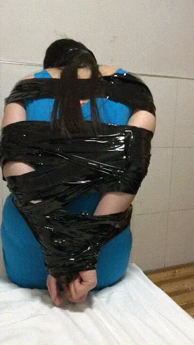 晴惠胶带逃脱 2 晴惠被严严实实地封在纸箱里，厚厚的透明胶带一圈圈勒过她丰满的胸口、纤细的腰肢和浑圆的臀瓣，把原本就贴身的衣服压得更紧，勾勒出清晰的曲线。胶带的黏性贴着皮肤，每一次轻微挣扎都会拉扯出细微的刺痛与紧绷感。<br>她先是轻轻扭了扭腰，让胸口和臀部在胶带的束缚下轻轻晃动，感受着那层黏糊糊的压迫。随即嘴角勾起一抹又媚又挑衅的笑，声音带着一点喘息：<br>“就这几卷破胶带……还想把我整个人缠死？啧，勒得我胸口都有点紧呢……不过……”<br>话音未落，她深吸一口气，丰满的胸脯猛地往外一顶，腰肢同时发力拧转。胶带被瞬间撑到极限，“滋——嘶啦！”一声连绵的撕裂声响起，透明的胶条在她白皙的皮肤上拉出细长的白痕，却很快崩断飞开。纸箱随之轰然散开，她整个人带着热气与香汗冲了出来，衣服被胶带撕得有些凌乱，肩带微微滑落，锁骨和胸口一片潮红。<br>她轻轻甩了甩被勒出红痕的手腕，故意用指尖顺着自己被胶带勒过的腰线往下摸了一下，眼神懒洋洋地抬起，轻声补了一句：<br>“看，还是被我挣开了……你说，这胶带是不是也太不中用了点？”