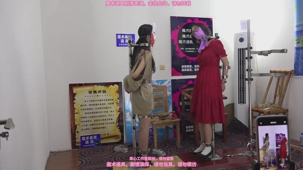 小雨和兰兰，高跟鞋，双人站立架强制站立摆放，数码摄像机横屏高清拍摄版 束心魔术道具工作室，小雨和兰兰，高跟鞋，双人站立架强制站立摆放，数码摄像机横屏高清拍摄版，唯美风格，本工作室摄影技术和剧情拍摄相对一般，无法和专业的摄影师相比，购买本工作室视频请知悉本工作室拍摄的视频短剧内容也许并不专业，本工作室各种古代道具断头台，古装捆绑剧情游戏，金属，木质道具，枷锁，金属站立枷，魔术木笼囚笼拘束架道具审xun椅，各种拷镣等魔术笼子等道具，本工作室秉持，绿色，健康，唯美，解压，为原则，可以体验定拍.            妖狐吧定拍 ，女生加入本工作室  （本工作室只收女生，只收女生，只收女生，很多男生cd问收不收的，我将不再回复！）         qq：3329311459              骗子勿扰，事多者勿扰！！！