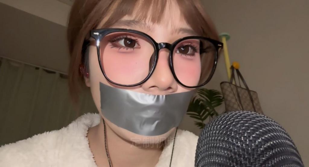 胶布封嘴的小姐姐2 小姐姐用几种胶布封嘴模拟被绑架