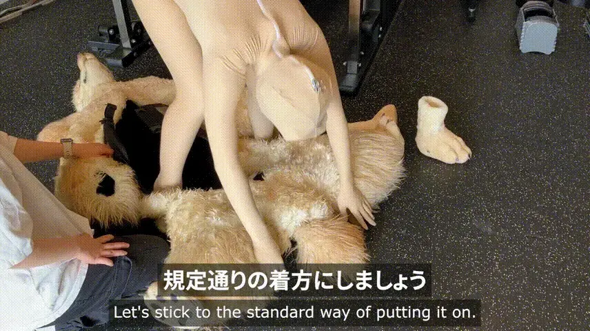 【オフショット】フィメールマスクの生贄＆プーちゃんの撮影断念 【人形狗第五部】全程干货 前几部的Femalemask人形狗系列热度非常高，制作方也是好久都没有更新了，小姐姐被锁在Femalemask面具里，强制进行“无氧运动”，最后被关进r人形狗套装中。视频背景：Sayaka的用户参与低氧训练挑战的过程。她需穿戴紧身衣和塑料面罩，通过手机应用计数至100以解锁面罩。训练中因缺氧和束缚感到极度不适并多次请求停止，但被要求继续。最终计数器停止，面罩解锁， Sayaka在摘除装备后表达了如释重负的感受。该视频为幕后花絮，演员摘面具素颜露脸。<br>【The Human Dog – Part 5】 Full Version<br>The previous Female Mask Human Dog series received a lot of attention, but the production team hasn't released an update in quite some time. In this installment, the young woman is locked inside a Female Mask and forced to undergo a “hypoxic exercise” challenge, before ultimately being placed into a human-dog costume.<br>Video background: Sayaka participates in a hypoxia-training challenge. She wears a tight-fitting outfit and a plastic mask, and must use a mobile app to count up to 100 in order to unlock the mask. During the training, she becomes extremely uncomfortable due to the lack of oxygen and restrictive feeling, repeatedly asking to stop, but is instructed to continue.<br>Eventually, the counter stops and the mask is unlocked. After removing the equipment, Sayaka expresses a clear sense of relief.<br>This video is presented as behind-the-scenes footage, featuring the actress appearing without the mask and showing her natural face.<br><br><br>原本计划作为第二弹企划，拍摄穿着“普酱（プーちゃん）”玩偶服的内容，但由于演员的身材尺寸与服装不合适，最终放弃了正式拍摄。本视频也包含了当时尝试穿上该玩偶服的过程。<br>■ 视频信息<br>出演演员：<br>美穗 / Miho<br>Saya / さーや<br>是否公开素颜： 有<br>视频时长： 11分钟<br>视频容量： 1.05GB<br>文件格式： MP4<br>视频分辨率： 1920×1080<br>字幕： 日语・英语<br><br>なお、第2段の企画として「プーちゃん」の着ぐるみを着用した撮影を<br>予定しておりましたが、キャストのサイズが合わず断念した際の着用を試みた内容も含んでおります。<br>■動画情報<br>キャスト：ミホ/Miho<br>　　　　　さーや/Saya<br>素顔公開：あり<br>※肌タイツの頭部フードを脱いだ状態の動画はございません<br>動画時間：11分<br>動画容量：1.05GB<br>ファイル形式：MP4<br>サイズ：1920×1080<br>字幕：日本語・英語<br>※個別の視聴環境に関するサポートは対応いたしかねます。再生環境に不安がある場合は、事前に「無料ダウンロード版」にて正常に再生できるかご確認のうえ、ご購入を検討いただきますようお願い申し上げます。<br><br>As part of the second installment of the project, we had originally planned to film a shoot featuring the cast wearing the “Poo-chan” mascot costume. However, the costume did not fit the cast member properly, so the planned shoot had to be abandoned. This video also includes footage of the cast attempting to wear the costume.<br>■ Video Information<br>Cast:<br>Miho / ミホ<br>Saya / さーや<br>Face reveal: Yes<br>※ There is no footage showing the cast after removing the head hood of the skin-colored bodysuit.<br>Video length: 11 minutes<br>File size: 1.05 GB<br>File format: MP4<br>Resolution: 1920 × 1080<br>Subtitles: Japanese / English<br>※ We are unable to provide individual technical support regarding playback environments. If you are unsure whether your device or software can play the video properly, please check whether the “Free Download Version” plays correctly in advance before considering your purchase.<br>#kigurumi 着ぐるみ #dreammask #maskoff #dollmask #femalemask #着ぐるみ #恋物 #全包紧身衣 全身タイツ zentai #コスプレ #ドールマスク #マスクオフ #ドール面 #着ぐるみマスク #露脸 #玩偶服 兽装 #上锁 #强迫运动 #健身房