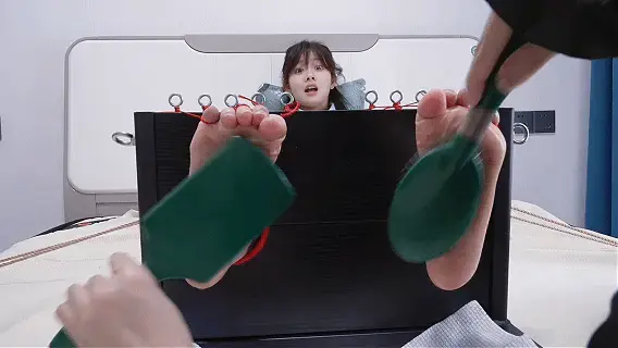 【定拍转公映】折磨玉足 变态垂垂涎美女多日,尾随美女小念，趁其不备迷晕。<br>小念醒来,可恶的歹徒笑道:"听说你的脚很骚也很害怕痒痒,今天我就要跟你好好玩玩"<br>摇动骰子..<br>定拍合作请联系QQ1372181502 2838269780 网盘解压密码bill png改mp4不要在线解压<br>