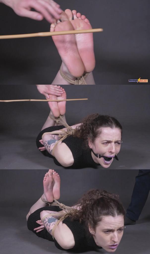 CAN'T ACT? LET'S MAKE THOSE SOLES SCREAM FOR REAL 塔娜（Tanna）的演技简直假得让人难受。每一句台词、每一种情绪，都空洞得要命。作为她的制作人，我试遍了所有常规手段，想挖掘出她真实的一面，却都无济于事。于是今天，我决定祭出那套专门对付最顽固对象的手段。<br><br>我从背后一把抓住她，将她按倒在地。我用绳索将她紧紧捆绑，粗糙的绳结深深勒进她的手腕和脚踝。她赤裸的双脚就这样毫无防备地暴露着，整个人彻底失去了反抗能力。我摆好了各式鞭具，蓄势待发。<br><br>我先用皮质拍板（paddle）抽打她的脚底，直到她开始扭动身躯、发出细碎的叫声。但这还不够。接着我换上了藤条，这下她终于有了真实的反应：紧咬牙关，喉咙里溢出真实的呻吟。我将口球深深塞进她嘴里，看着她口水直流，闷在喉咙里的哭喊声在房间里回荡。最后，单尾鞭狠狠抽过她娇嫩的脚底，彻底击垮了她的防线。她哭得一把鼻涕一把泪，浑身颤抖，狼狈不堪。<br><br>这，才叫真正的表演。Tanna's acting is painfully fake. Every line, every emotion: completely hollow. As her producer, I've tried every conventional method to pull something real out of her. Nothing works. So today, I go to a method I reserve for the most stubborn cases.<br><br>I grab her from behind and pin her to the floor. Rope bites into her wrists and ankles as I bind her tight. Bare soles presented and completely helpless. My whipping collection is laid out and ready.<br><br>I start with a leather paddle, warming her soles until she squirms and squeaks. Not enough. The cane comes next, and now she's reacting: real moans through clenched teeth. I shove a ballgag deep into her mouth and watch her drool as her muffled cries fill the room. Finally, the single tail whip across her tender soles breaks her completely. A crying, drooling, trembling mess.<br><br>Now that's a real performance.