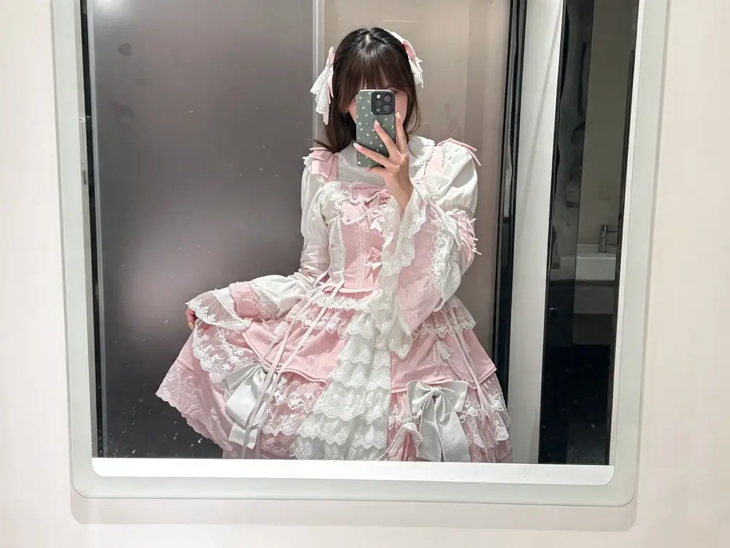[XcTian]小云首次尝试lolita 站立挣扎+移动 床上被刺轮 工作室现诚招模特 同时有意向拍摄窒息类作品 坐标江苏无锡 有意向或窒息同好欢迎咨询<br><br><br>百度网盘压缩包解压密码购买后显示[展示的隐藏文字]解压密码268624[展示的隐藏文字]<br><br><br>（经部分老板反馈视频有杂音的缘故，本期视频开始会用麦克风别在模特身上收音降噪，如若效果一般欢迎提意见）<br><br><br>本期视频前15分钟是老板的定拍，后半段是我们自己的随缘发挥~服装方面是老板要求的lo裙，厚白丝以及厚底lo鞋，将小云的上半身用日式后手的方式绑起来，再将脚腕以及膝盖上方用多股绳子绑起，先让小云站立挣扎尝试解开绳子，随后尝试无果后让小云在房间里来回跳动，肉眼可见的艰难~随后将小云带到床上，脱下lo鞋露出白丝小脚后开始不断抚摸玩弄，随后用刺轮，戒尺轮番虐足，不断刺激脚底，中间穿插震动棒，小云无论足底多么痒以及疼痛也只能无奈晃动身体以示抗议~<br><br><br>定拍/服装道具赞助/线下约绳体验/应聘模特/原味出售<br>QQ1554256092（防走失小号3853814682）坐标江苏无锡/江苏常州<br><br><br>线下约绳体验方面女生免费体验（可报销路费）男生需要付费 好看的伪娘可酌情接受互勉<br><br><br>工作室现在开放线下约绑模特，仅对熟客开放（只接清水绳缚 轻调教内容 想歪勿扰）价格较高，建议有预算的朋友再考虑<br><br><br>目前工作室有意向开设女s（小云）线下调教约绳，目前想法为雏形暂不完善，有想法的朋友欢迎交流联系<br><br><br>模特招聘只要女孩子！不要再问我招不招伪娘了！伪娘只接受互勉！<br><br><br>新人工作室，纯大学生为爱发电随手拍摄，视频质量如果不是很好的话希望谅解一下 在此致歉<br>未来暂定拍摄方向为cosplay,lolita两大主流方向，有什么想看的角色也可以和我提意见