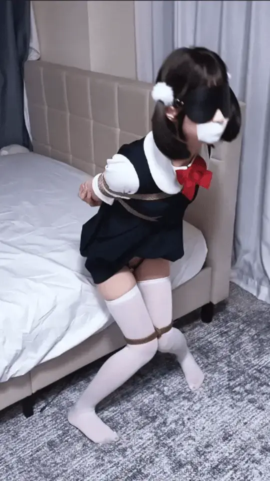「Yumi」「萌崽制服」Jiss家穿戴吮吸PJ！超小一只小狗！极速失格打桩！白丝无内➕强制开腿➕多体位鉴赏➕疯狂GC颤抖！超高质量！！请仔细看预览！！！！！ 预览图画质有压缩！大了传不上来，实际画质1080p。（请勿模仿视频玩法，模特已成年并同意，无强迫，安全第一，健康生活）（未经允许严禁转载）<br>关于水印的更新！！！：响应平台的号召，抵制盗版的同时为了兼顾正版粉丝的观影体验。现在缩小了移动水印，降低了透明度和移动速度。同时二维码会随机刷新在视频角落，很大程度的提升了观影体验！！！<br>总算有个带穿戴裤的小炮机了，吮吸和抽插的力度都在线，只是可惜了没有电流。但是这个穿戴裤巨大一个，只能凑合手动系扣保证贴合了，颜值还是很在线的粉粉一个！<br>给小m这么打扮完都觉得自己太畜生了......没眼看，见过这么多都觉得有点羞耻......<br>最后是大PJ送她起飞，速度快到刺耳，掉小珍珠了。（但问就是还要别停@。@）<br>基本上市面上有的玩具都进了，之后都会有的~<br>定拍请关注左上角推（q已停用）........敬请享用。