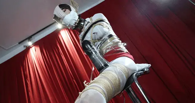 【面具男】职业脱缚师灰丝长腿高跟凉鞋伪娘郭媛老师的脱缚教学，麻绳陷肉+五重堵嘴+姿势项圈，究紧惩戒！榨汁杯榨干！ 郭媛老师在所有的表演场合下都可以完成脱缚任务<br>根本看不起面具男的垃圾紧缚<br>道具 1<br>郭媛：加紧！加紧！加绳！ 才300米的绳子这太松了！！腿才捆上百道，直臂紧缚全是麻绳缠满了上半身！这也太松了，随便挣扎一下就开了！怎么能凸显出我的价值！<br>郭媛：等等！手掌的是什么胶布？怎么这么紧！不是说好用普通胶布吗？呜呜！怎么还堵嘴，丝袜好臭啊不会是我穿了几天的那条吧？！！喂呜呜呜！！（怎么还有透明胶布，什么！姿势项圈！！这样颈部不能低下转动根本看不清绳结在哪里啊！！喂！！会极大加大脱缚难度的！！怎么全身还抱着一层透明胶布！你！！你怎么还加一圈皮带！！不过这可难不倒我。对于职业脱缚师来说只不过是多花点时间而已！<br>道具 1<br>郭媛：呜呜呜！！谁的内裤啊！怎么套我头上！！好羞耻啊！！好臭！！不对内裤这味道居然有秘药在上面吗？怎么晕乎乎的，好兴奋，。。。。这可是正经的电视节目啊，怎么。。怎么会。。。一定要冷静，这点拘束完全难不倒我！！<br>道具 1<br>郭媛：草泥马！！！怎么给我加上旋转榨汁杯啊！！深呼吸！绝对不可以喷出来啊！！喷出来就泄力了，完全发不了功，难道不败金身就这么要破了吗？不要啊，使劲挣扎想把杯子甩掉！拼命忍着酥麻的快感进行脱缚！明明就快要解开了呜呜呜！被这个杯子开到最大完全无法集中注意力，快。。。快受不了不。。快要去了。。不要啊！！<br><br><br>2给同好们分享视频同款道具<br>淘宝店：面先生的私藏（道具服装丝袜<br>已经更新超细麻绳透明拘束道具等<br>3面具男S的QQ1557709549 565878270 v:mianjunan888<br>推X：@mianjunan888<br>诚招绳模 S  CD 都可以，<br>1全国可以约玩体验咯有兴趣可以咨询，<br>化妆女装摄影均有，可以满足同好的女装梦，<br>也可以定拍各种视频