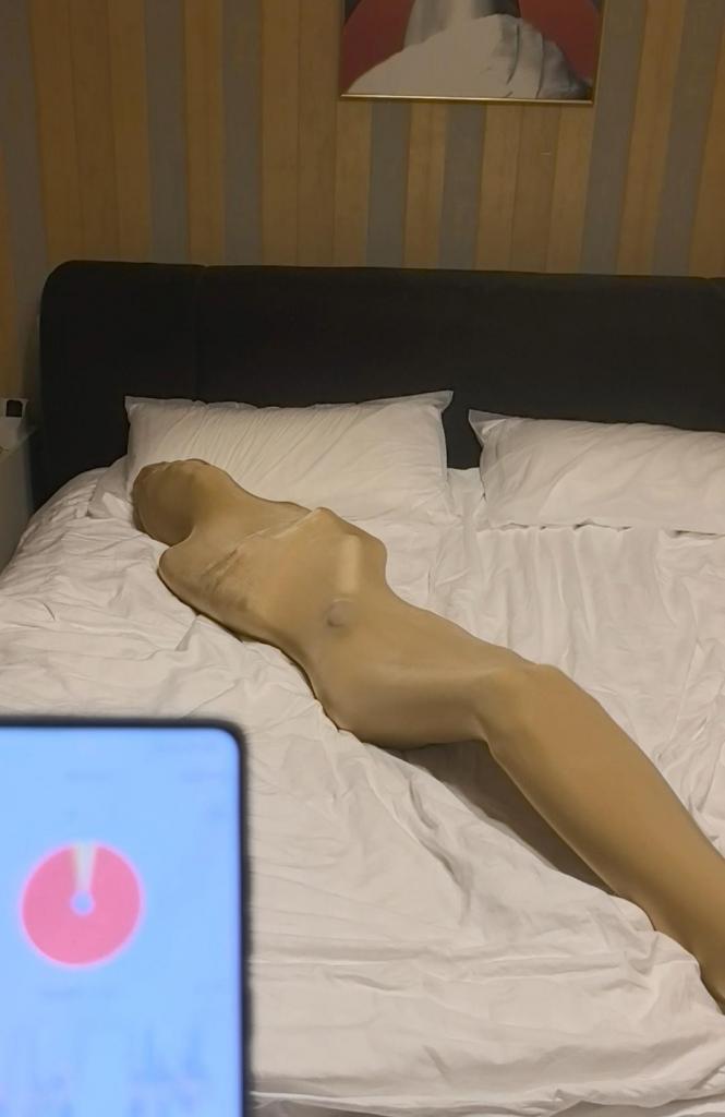 【小石头工作室】小石头m穿着Zentai，被套了六层丝袜睡袋呼吸困难，震动棒榨精，用电击器电击到哭，从40到180最大绝望到崩溃 【小石头工作室】小石头m穿着Zentai，被套了六层丝袜睡袋呼吸困难，震动棒榨精，用电击器电击到哭，从40到180最大绝望到崩溃<br>目前运营业务:线下体验，线下调教，视频定拍，视频购买，约稿，感兴趣的老板请添加联系方式众筹，感谢您的支持，<br>坐标石家庄，喜欢的可以点点关注有更新会有提醒，有想订拍的线下体验真空床，真空柜，全包木乃伊等等的可以加q3687429497，不闲聊，谢谢加的时候备注狐妖吧哦。另找石家庄女s或女m模特，有意可以加我。
