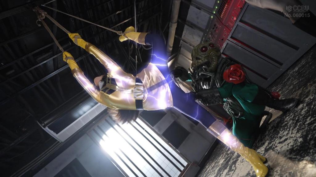 戦隊ヒロインアクションピンチ～陥落 星海戦隊カイザーファイブ カイザーイエロー[アクションピンチ編] 凯撒·黄女战士（又名露娜·希尔菲）发现了据说能赋予永生的银河石的所在，并独自前往。然而，她的敌人鲍杰克截获了露娜收集到的情报，伊卡伦塔船长派出怪物克莱佐和基奇格拉恩阻挡并攻击她。经过一番苦战，黄最终抵达了银河石所在的地下洞穴。但在那里，守护银河石的木乃伊怪物玛米达克从沉睡中苏醒，并向女英雄发起攻击。黄能否成功获得银河石呢？【坏结局】<span style='color:#b0b0b0;'>[隐藏文字，购买后可见]</span> 出演女優若月もあ 監督宇那月<br>カイザーイエローことルナ・シルフィーは永遠の生命を得ることができるというギャラクシアストーンのありかを突き止め、一人先乗りでその場に向かう。しかし、敵であるボウジャックはルナの掴んだ情報を傍受し、イカレンタ隊長は彼女の行く手を阻むため、怪人クレイゾー・怪人キチゲランを送り出し、攻撃していく。イエローは苦戦しながらも、どうにかギャラクシアストーンがある地下洞窟へたどり着く。が、そこにはギャラクシアストーンを護るミイラ怪人マミダークが永い眠りから目醒め、イエローに襲い掛かる。イエローはギャラクシアストーンを手にすることができるのであろうか？［BAD END］
