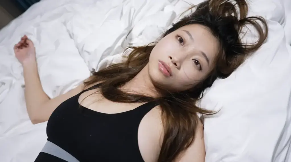 【定拍转公映】白领遇袭 女主背着小包开门走进房间，﻿楼道拐角有个戴着口罩的男人探出头，盯着那扇门。<br>她走进卧室，从衣柜里取出一套运动装，换上。扎起马尾。走出来对着镜子简单整理几下，换上跑鞋，拿起桌上的钥匙和手机，在客厅里做了几个拉伸动作，然后走到门前。﻿<br>女主拉开门，刚迈出半步，男主突然窜出，一手用毛巾捂住她的嘴，一手死死卡住她的脖子，将她拉回屋内，关上门.<br>----------------------------------<br>男主拿着震动棒进来，过去按住她，打开震动棒弄她的下身，顺便撕开她嘴上的胶布，在身上抚摸，揉捏胸部。﻿<br>“别叫！我只要钱，告诉我银行卡密码!”﻿<br>女主颤抖喘息，挣扎中不小心把蒙眼睛的丝袜扯掉，跟男主对视。﻿<br>男主愣住，关掉震动棒扔到一边，掏出细绳。﻿<br>“不要过来，求求你!我有钱，我告诉你密码!”女主惊恐，瞪大眼睛，声音带着哭腔，身体往后挪。﻿<br>“你看到了我的脸，那你也活不了了！<br>定拍合作请联系QQ2838269780 1372181502 网盘解压密码bill 不要在线解压 感谢定制老哥支持公映<br>