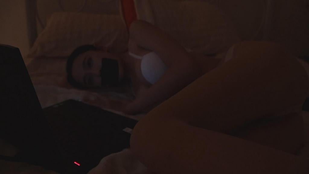 逍遥精拍作品《失眠之夜意外惊魂上集》，睡不着的美女半夜看绳艺视频会发生什么？！        凌晨三点，城市早已沉睡，她却还在和失眠死磕。<br>       手机屏幕亮得刺眼，明明困得眼皮打架，手指却停不下来，她在看绳艺视频，越刷越清醒，越看越崩溃，越熬越崩溃。<br>       最后太兴奋了，她还一边模仿一边看......<br><br>       首选下载：视频库【支持直接在线观看，在视频下方直接按清晰度下载，画质和微云下载一样，永不失效，非常推荐】<br><br>       备选下载：已经放弃百云改用微云链接，画质和视频库相同，只作为备份使用，并不推荐，解压密码：<span style='color:#b0b0b0;'>[隐藏文字，购买后可见]</span>