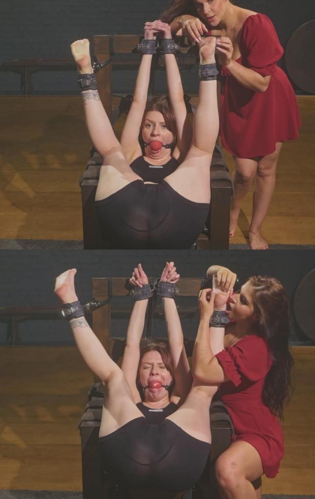 Brittany - Soles Up Bondage on the Throne and Tickling by Pandora 布列塔尼被堵住嘴，绑在宝座上……但姿势可不是你想的那种。她被绑成脚底朝上的姿势，修长的双腿高高抬起，脚尖指向天花板，完全暴露在外，毫无反抗之力。没错——一个巨大的球形口塞塞住了她的大嘴。<br><br>有趣的是，布列塔尼以前也摆过同样的姿势，当时是她挠潘多拉的痒。现在角色互换了。哎呀。<br><br>潘多拉夫人走上前，开始玩弄布列塔尼光裸的大脚，就像玩弄她最喜欢的玩具一样。她舔舐、吮吸脚趾、挠脚底，然后又换回舔舐，将愉悦和挠痒完美地融合在一起。<br><br>布列塔尼极其怕痒——尤其是脚底，非常怕痒——所以每次潘多拉挠到那个地方，她都会彻底崩溃。被堵住嘴，扭动着身体，双脚朝天，无法逃脱，然后立即被缓慢的舌头爱抚和吮吸脚趾再次软化。Brittany is gagged and seated on the throne… but not in the regular way you imagine. She's bound in a soles-up position with her long legs lifted high, feet pointed toward the ceiling, fully displayed and helpless. And yes - a huge ballgag fills her big mouth.<br><br><br>The funny part? Brittany has been in this exact position before, when she was the one tickling Pandora. Now the roles are reversed. Oops.<br><br><br>Lady Pandora steps in and starts playing with Brittany's big bare feet like they're her favorite toy. She licks them, sucks her toes, and tickles the soles, then switches back to licking again, mixing pleasure and tickling in perfect rhythm.<br><br><br>Brittany is insanely ticklish - especially on her soles, very ticklish - so every time Pandora targets that spot, she loses it. Gagged, squirming, feet up in the air, unable to escape, then immediately softened again by slow tongue worship and toe sucking.<br><br>