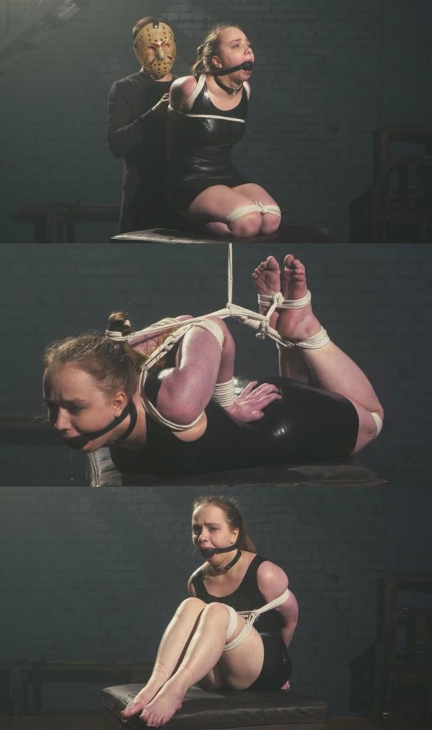 Arina in a Latex Dress - Huge Ball Gag, Tight Ropes, and an Arched Predicament Hogtie 这段视频完全是即兴拍摄的，我独自一人用三脚架架着摄像机拍摄。它保留了原始的、现场捆绑的质感，几乎没有后期剪辑。<br><br>一天晚上，阿丽娜给我发信息说她很想立刻被捆绑起来。她正好就在附近，随时准备来工作室。我当然同意了。<br><br>在整个视频中，阿丽娜穿着一件真正的乳胶连衣裙，我用绳子在她身上逐渐加紧，限制她的行动。<br><br>第一个姿势是难度颇高的猪蹄式捆绑。阿丽娜被紧紧地捆绑着，四肢并拢，嘴里塞着一个巨大的球形口塞。她躺在一个旋转台上，缓缓地转动，以便摄像机从各个角度拍摄乳胶衣、绳索、口塞、赤裸的双脚以及她拱起的姿势。<br><br>第二个姿势是在猪蹄式捆绑的基础上发展而来的，而不是从零开始。阿丽娜被扶起，摆成跪姿，手臂上的大部分绳子仍然保留着。<br><br>最后，她静静地坐在被紧紧绳索束缚的椅子上，镜头从另一个角度展现了她被捆绑的最终状态。<br><br>这正是阿丽娜当晚所期待的那种高强度绳缚体验。捆绑对她来说有时确实是一种挑战，而她情绪的反应也充分展现了这种体验的艰辛。<br><br>这是一段未经剪辑、自然流畅的拍摄，重点展现了真实的乳胶服装、紧身绳索、巨大的口塞、拱形捆绑以及阿丽娜最真实的反应。<br><br>敬请欣赏！This clip happened completely spontaneously and was filmed solo with the camera on a tripod. It has a raw, live-bondage feel with only minimal editing.<br><br><br>One evening, Arina messaged me saying that she really wanted to be tied up right away. She happened to be nearby and was ready to come straight to the studio. Naturally, I agreed.<br><br><br>Throughout the entire clip, Arina wears a dress made from real latex while I build increasingly tight and restrictive rope bondage around her.<br><br><br>The first position is a demanding hogtie. Arina is tightly bound with her arms and legs drawn together and a huge ballgag secured in her mouth. She lies on a rotating turntable, slowly spinning around so the camera can show the latex, ropes, ballgag, bare feet, and arched position from every possible angle.<br><br><br>The second position develops directly from the hogtie rather than starting from scratch. Arina is brought upright into a kneeling bondage pose while much of the original ropework on her arms remains in place.<br><br><br>For the final part, she sits still held firmly inside the tight ropes, giving the camera another completely different view of the finished bondage.<br><br><br>This was exactly the kind of intense rope session Arina had been looking for that evening. The bondage becomes genuinely challenging for her at moments, and her emotional reactions show just how demanding the experience feels.<br><br><br>A spontaneous, minimally edited session focused on real latex dress, tight ropework, a huge ballgag, an arched predicament hogtie, and Arina's raw reactions.<br><br><br>Enjoy!<br><br>