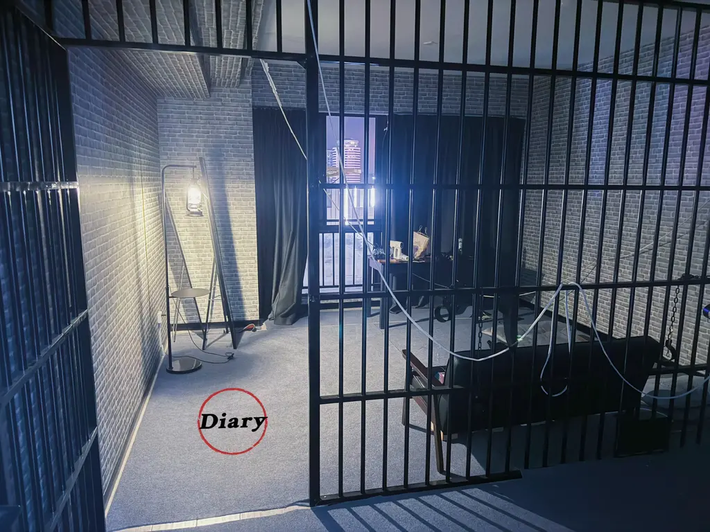 【Diary】上课日记之徐州女主00后高颜女主【全身丝袜椅缚捆绑恋足虐乳羞辱上集】 徐州女主00后高颜女主，线下三种场景教室，身高170 喜好擅长恋足羞辱，捆绑木乃伊，4爱！场景道具齐全，上次是监狱风，这次是日式主题房，被女主捆绑束缚在教室椅子上，肉色丝袜恋足羞辱，期间挣扎被女王拿出原味丝袜继续加固捆绑，JJ也被丝袜强制捆绑同时被丝足踩踏，上下其手强制闻脚与丝足踩JJ，双手虐乳，虐乳时果断停下，对下体的折磨，当坚持不住时再给一点刺激让你些许的满足感，只能说痛并快乐着，，，<br><br>高效沟通，Diary职业不知名高校PHD牛马老师，多年江浙沪出差约课记录与分享，也是想帮助同好入圈了解避免踩坑，过滤口嗨，不是中介不要试探，看图片视频的约课地点应该了解，实力一般但也在能力范围内去分享记录，时间有限墨迹勿扰，所以真诚素质沟通，都会礼貌回复。<br>推特曾万粉博主，拒绝同好踩坑约课推特：Diary（@MK8898M）<br>有同好有想联系【女主推荐】【定拍】【约课】可联系Q：810184553